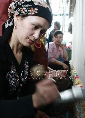 火焰山下織毯獻禮奧運會