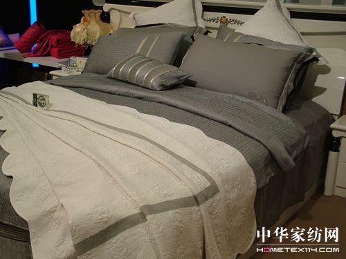 依諾雅帶領浦江絎縫企業(yè)亮相家紡展