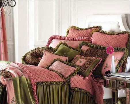 清新粉色床品營(yíng)造高貴公主房