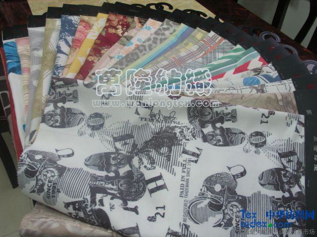 印花麂皮絨  用途靠墊 成份100%滌綸 規(guī)格75d*225d