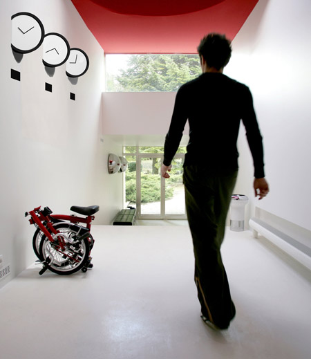 1 另類的創(chuàng)意插在墻里的時鐘