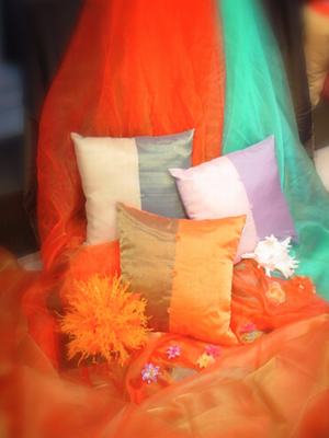 彩色布藝抱枕能發(fā)光的家紡品