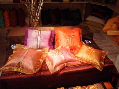 彩色布藝抱枕能發(fā)光的家紡品