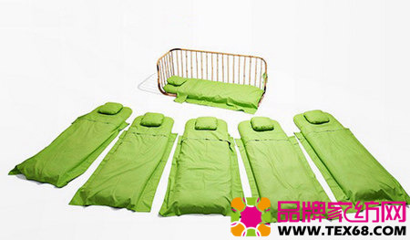 用床墊墊起來的個性布藝沙發(fā)