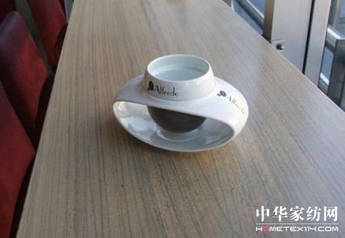 創(chuàng)意咖啡杯讓杯碟融為一體