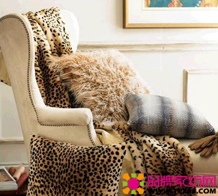 布藝抱枕給居室?guī)?lái)奢華質(zhì)感