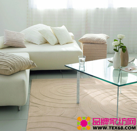 淡雅白色地毯使空間更顯大氣