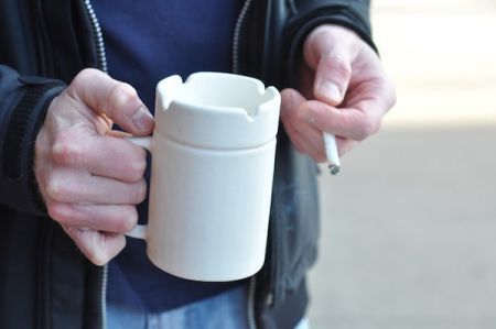帶煙灰缸的咖啡杯