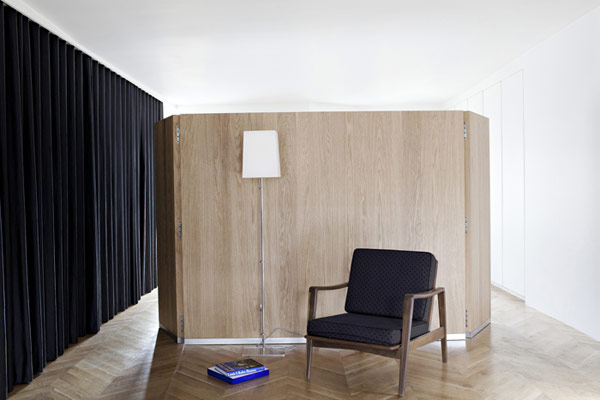 人字圖案地板凸顯家居極簡設計