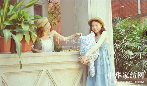 抽象貓抱枕打造舒適家居生活