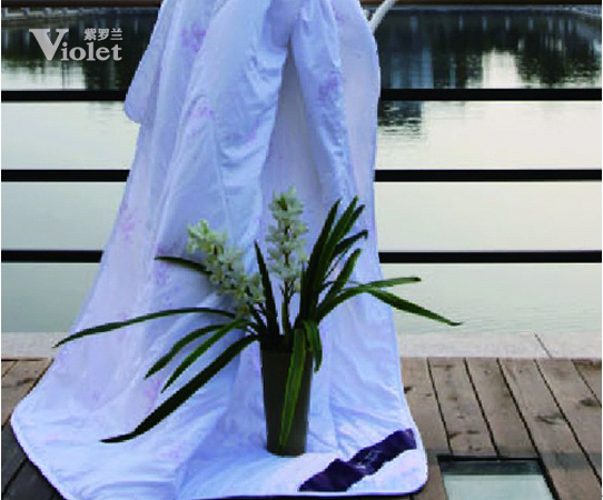 綠蔭濃濃夏日長紫羅蘭常伴在身旁