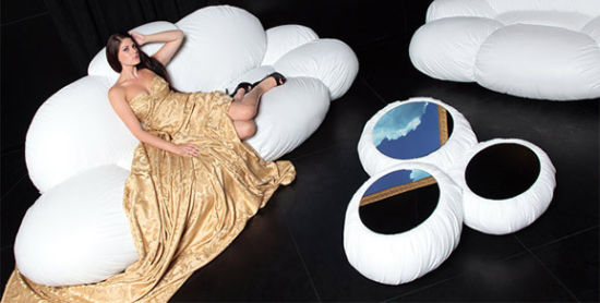 坐在云端上的云朵沙發
