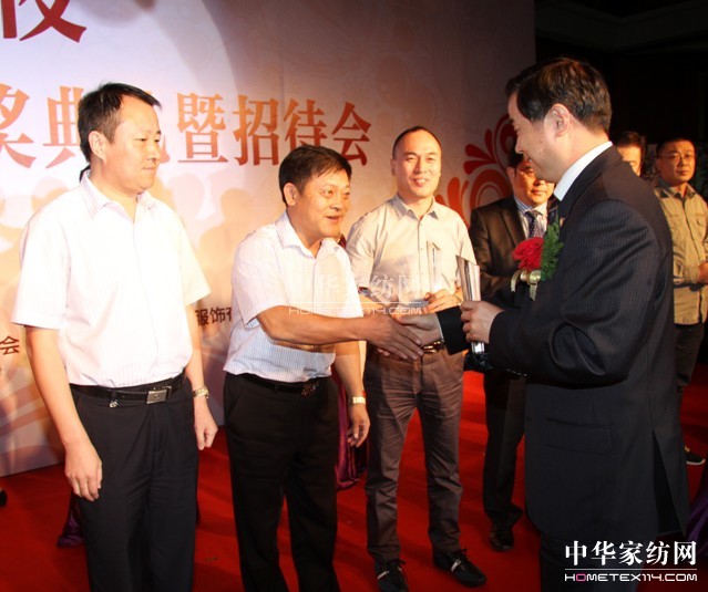 玖久絲綢董事長榮膺度創(chuàng)新人物獎