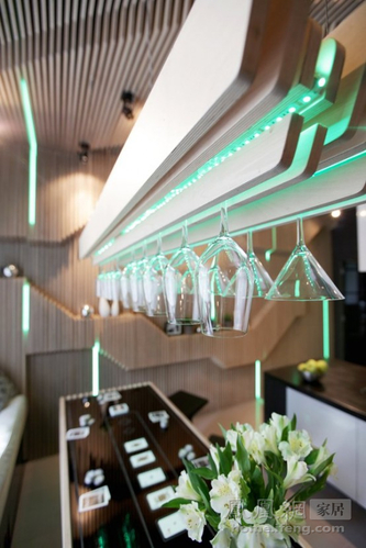 復古而科幻可變換燈光的未來廚房