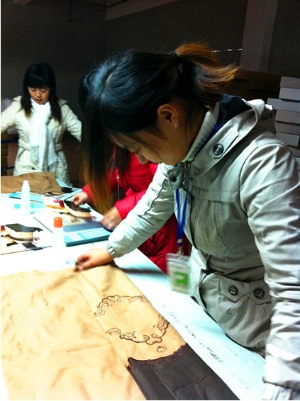 藍絲羽新員工下車間學習熱情高