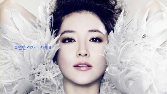 李英愛婚后仍典雅 拍海報唯美奢華