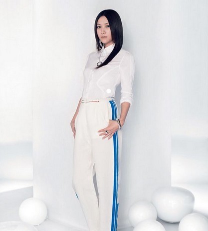 徐靜蕾白衣配藍裙秀美腿單手遮眼