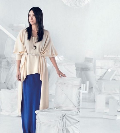 徐靜蕾白衣配藍裙秀美腿單手遮眼