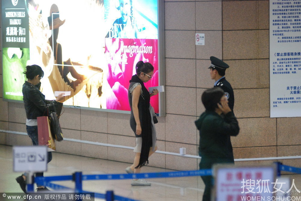 趙薇冬天穿背心 球鞋墨鏡超平凡