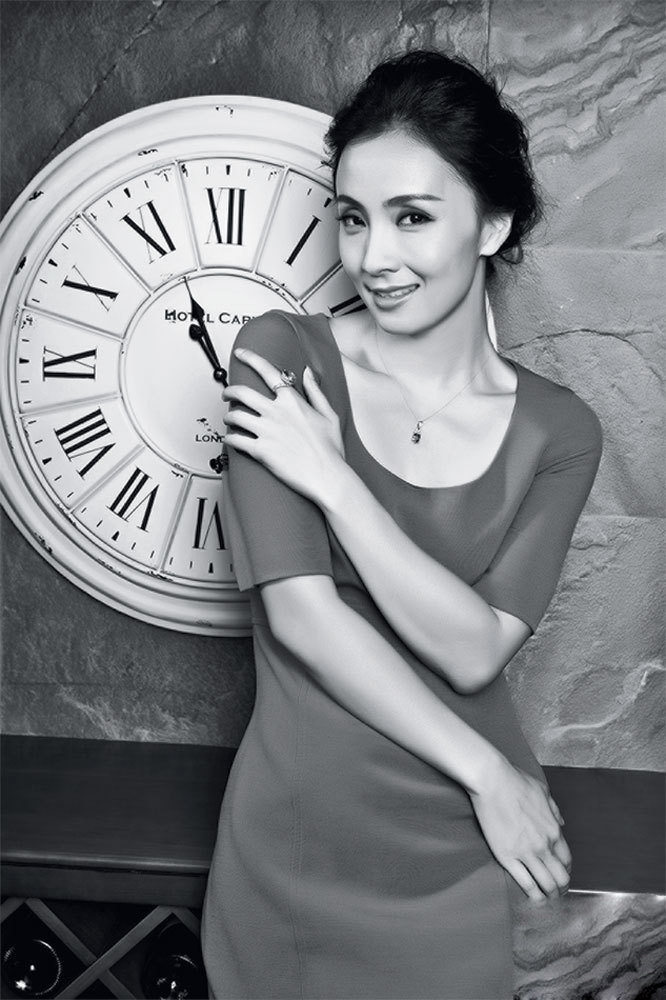 小陶虹妝容精致顯幸福小女人味道