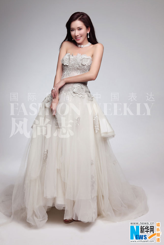 林志玲溫婉出鏡登封面大秀美肩