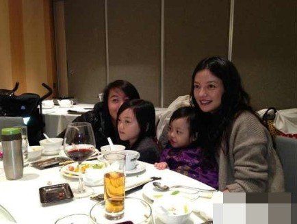 趙薇母女與王菲一家聚餐