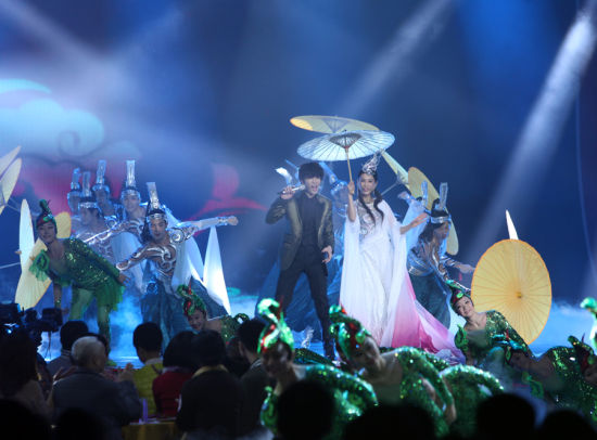 黃圣依唱越劇臨時相公蕭敬騰護花