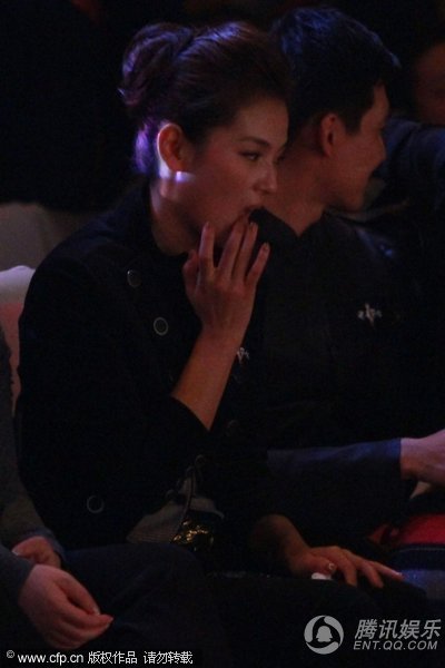 劉濤當眾挖鼻孔摳嘴巴顯不雅