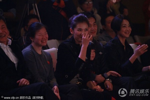 劉濤當眾挖鼻孔摳嘴巴顯不雅