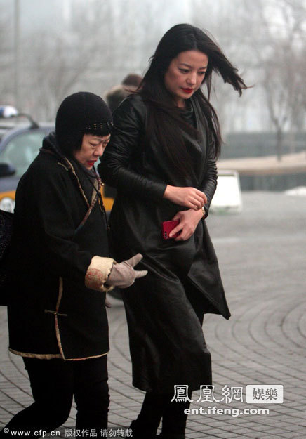 趙薇潮裝出街遇大風 長發(fā)凌亂