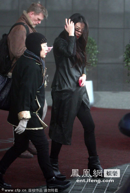 趙薇潮裝出街遇大風長發凌亂