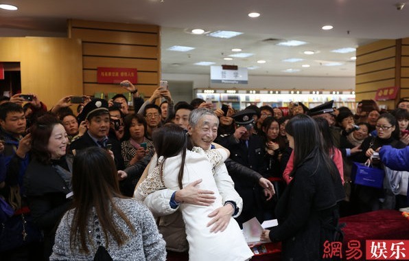 伊能靜新書(shū)簽售會(huì)熱擁爺爺粉絲