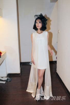 黃圣依時尚裝扮俏麗短發顯灑脫