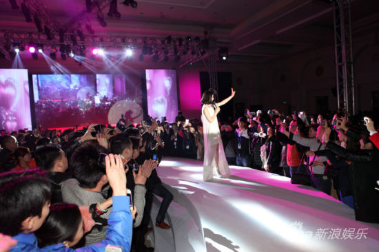 黃圣依時尚裝扮俏麗短發顯灑脫