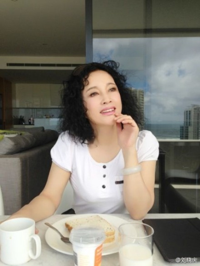 劉曉慶仰望天空 身材傲人膚質光滑