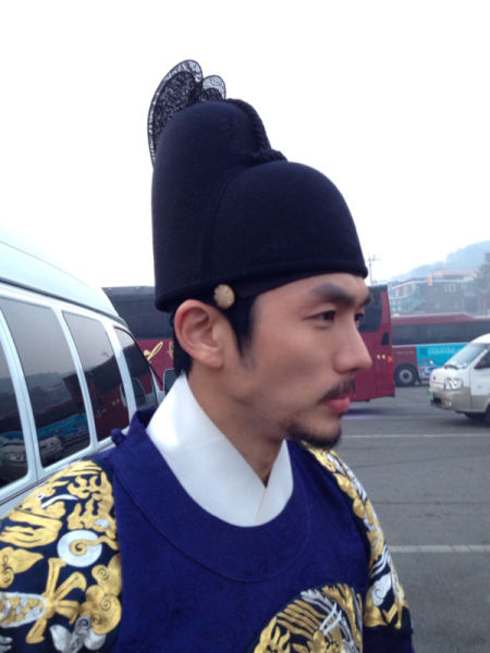 2AM任瑟雍秀新時裝:龍袍風衣混搭風