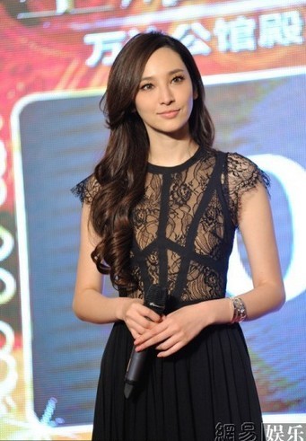 吳佩慈著蕾絲透視裙出席活動