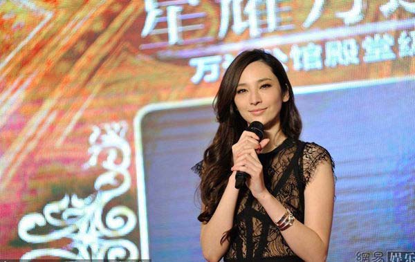 吳佩慈著蕾絲透視裙出席活動