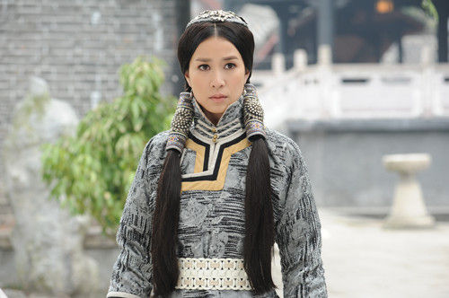 佘詩曼冒風(fēng)沙拍"建元"保濕有高招