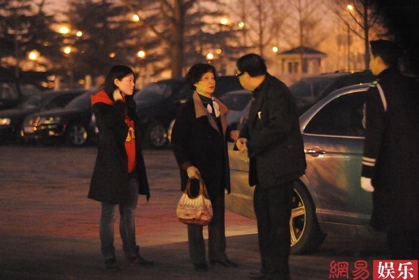 趙薇與好友慶生父母現身