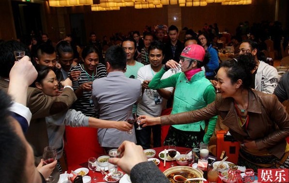 楊麗萍出席慶功宴與眾人推杯換盞