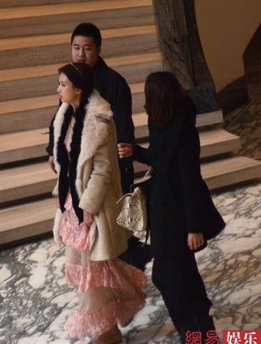 林志玲著半透視長裙現(xiàn)身酒店