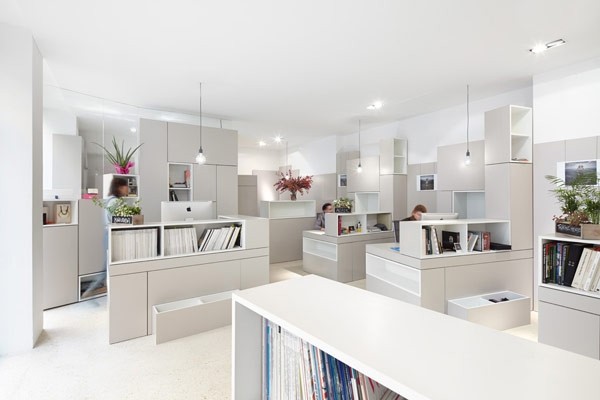 格子組合打造65平白色辦公室