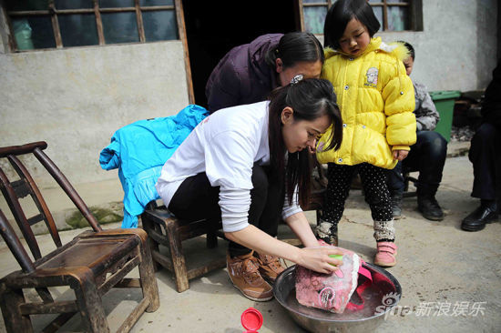 伊能靜投身公益帶領孩子們讀書