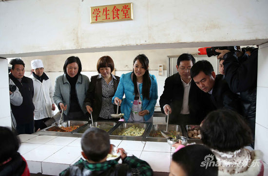 伊能靜投身公益帶領孩子們讀書