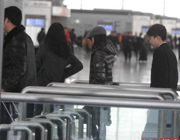 董潔現(xiàn)身機場見記者玩快閃