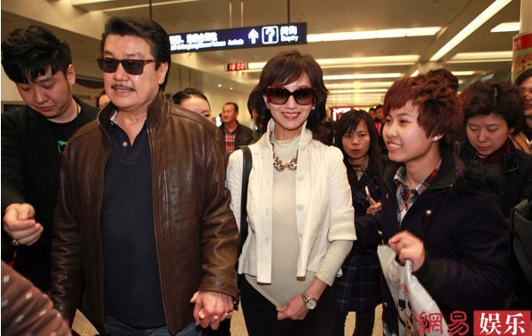 趙雅芝與老公牽手現身機場