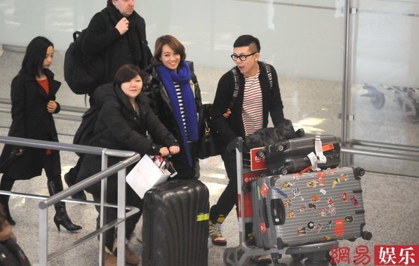 朱丹挽神秘男現(xiàn)身機(jī)場(chǎng)疑有新戀情