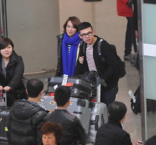 朱丹挽神秘男現(xiàn)身機(jī)場(chǎng)疑有新戀情