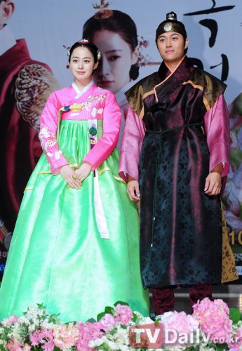 《張玉貞》舉行發(fā)布會(huì)金泰熙端莊優(yōu)雅